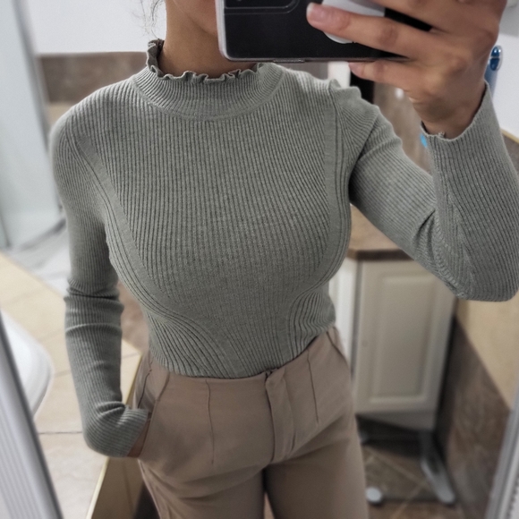 Lettuce trim neck rib-knit tee/ Tricot côtelé avec cou en frison - Picture 1 of 7